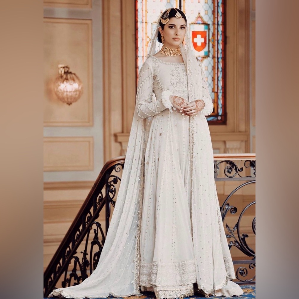 Annus Abrar White Gold Peshwas
